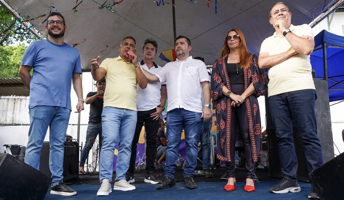ao-lado-de-liderancas-politicas,-nino-de-enoque-prestigia-carnaval-da-camara-de-jaboatao