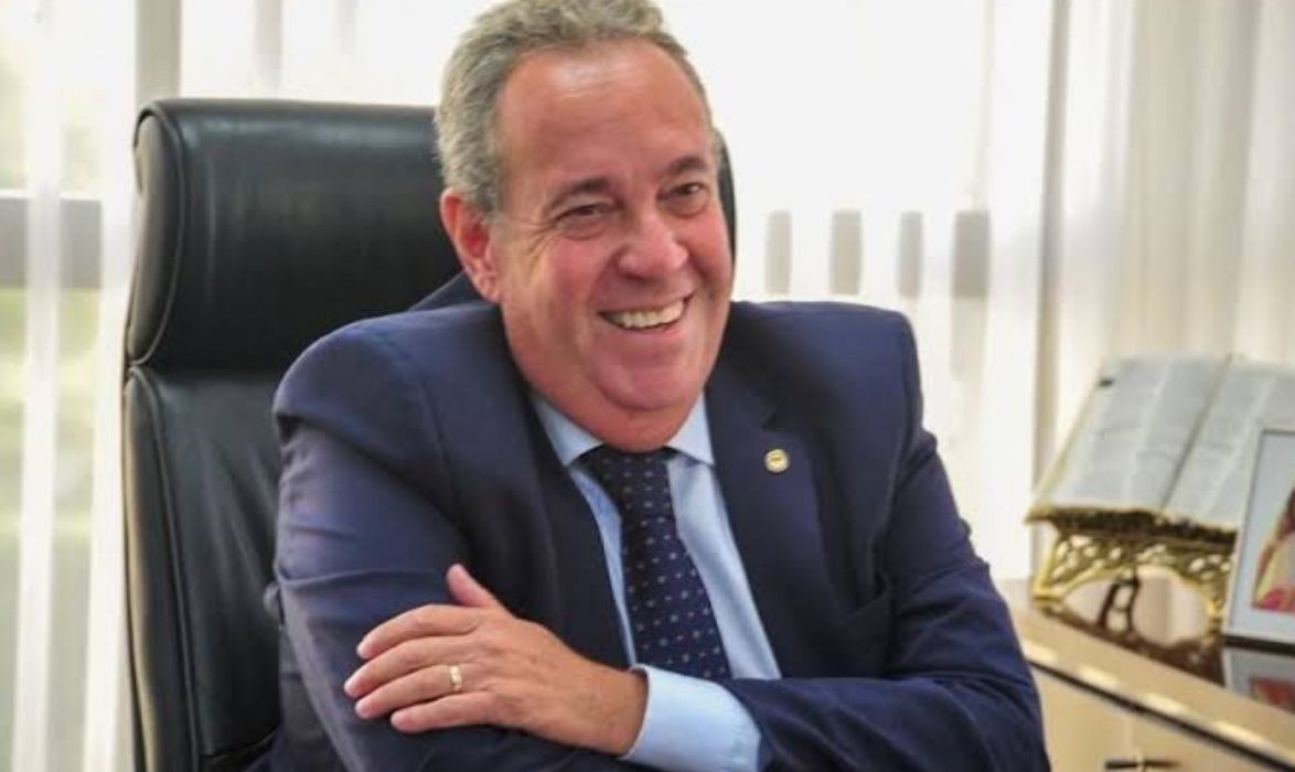 nem-em-real-e-muito-menos-em-dolar:-deputado-alvaro-porto-tira-licenca-para-ir-aos-estados-unidos-e-deixa-ex-servidores-da-alepe-sem-receber-valores-atrasados
