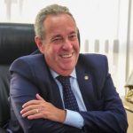 nem-em-real-e-muito-menos-em-dolar:-deputado-alvaro-porto-tira-licenca-para-ir-aos-estados-unidos-e-deixa-ex-servidores-da-alepe-sem-receber-valores-atrasados