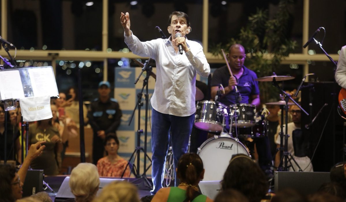 adilson-ramos-e-banda-labaredas-fazem-shows-gratuitos-na-semana-do-consumidor-do-riomar-recife